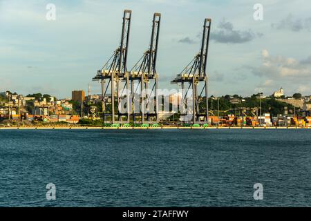 Salvador, Bahia, Brasilien - 9. März 2023: Be- und Entladen des Seehafens in der Stadt Salvador, Bahia. Stockfoto