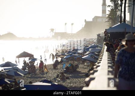 Salvador, bahia, brasilien - 12. November 2023: Touristen werden beim Baden im Meer in Praia da Barra in der Stadt Salvador, Bahia, beobachtet. Stockfoto