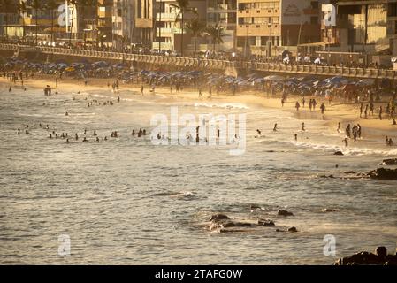 Salvador, bahia, brasilien - 12. November 2023: Menschen werden bei starker Sonne auf Praia da Barra in der Stadt Salvador, Bahia, gesehen. Stockfoto