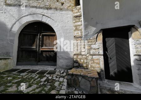 077 gepflasterte Gasse entlang weiß getünchter Steinmauern von Gebäuden aus der osmanischen Ära im Viertel Kala-the Castle. Berat-Albanien. Stockfoto