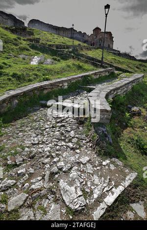 087 die Heilige Dreifaltigkeitskirche auf dem westlichen Hügel der Zitadelle, die das Viertel Kala, das Schloss, krönt. Berat-Albanien. Stockfoto