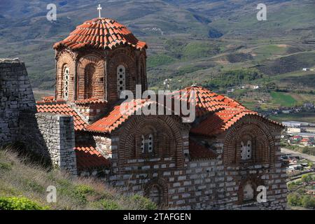 089 die Heilige Dreifaltigkeitskirche auf dem westlichen Hügel der Zitadelle, die das Viertel Kala, das Schloss, krönt. Berat-Albanien. Stockfoto