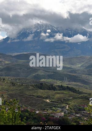 092 Morgen Berg - Mali i i Tomorrit - gesehen von der Ostseite des Kalaja e Beratit - Schloss - Viertels. Berat-Albanien. Stockfoto