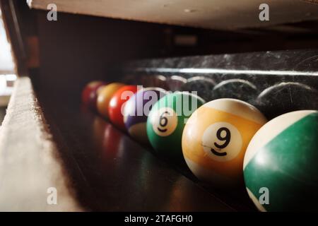 Selektiver Fokus auf Billardball auf der Schrankseite des Billardtisches. Stockfoto