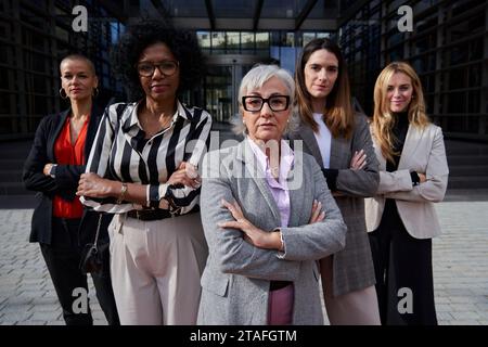 Selbstbewusste Gruppe multiethnischer Geschäftsfrauen, die ernsthaft in die Kamera schauen. Stockfoto