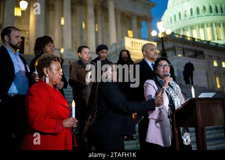 Washington, USA. November 2023 30. Die Vertreterin Rashida Tlaib (D-MI), rechts, führt am Donnerstag, den 30. November, im US-Kapitol in Washington, DC, eine Mahnwache zur Trauer um das Leben, das während des andauernden Israel-Hamas-Konflikts in Gaza ums Leben gekommen ist. 2023. (Graeme Sloan/SIPA USA) Credit: SIPA USA/Alamy Live News Stockfoto