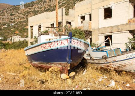 Plaka, Kreta, Griechenland - 23. September 2023 - verlassene Boote auf einem Parkplatz in einer Seitenstraße in Plaka, Kreta. Stockfoto