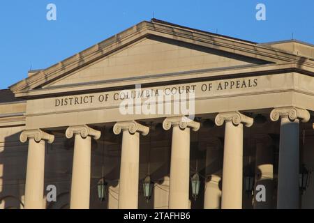 Washington, DC, USA. November 2023. Außenansicht und Beschilderung des District of Columbia Court of Appeals in 430 E Street NW Washington, DC, USA, am 28. November 2023. Der District of Columbia Court of Appeals ist das Äquivalent eines Obersten Gerichts für den District. (Foto: Carlos Kosienski/SIPA USA) Credit: SIPA USA/Alamy Live News Stockfoto