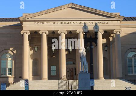 Washington, DC, USA. November 2023. Außenansicht und Beschilderung des District of Columbia Court of Appeals in 430 E Street NW Washington, DC, USA, am 28. November 2023. Der District of Columbia Court of Appeals ist das Äquivalent eines Obersten Gerichts für den District. (Foto: Carlos Kosienski/SIPA USA) Credit: SIPA USA/Alamy Live News Stockfoto