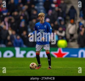 30. November 2023; Ibrox Stadium, Glasgow, Schottland: Europa League, Group Stage Football, Rangers gegen Aris Limassol; Ross McCausland von Rangers am Ball Stockfoto