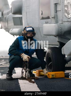 231110-N-EJ843-2037 ATLANTISCHER OZEAN (10. November 2023) - Retail Specialist 3rd Class Kobe Marin entfernt Kreide und Kette während des Flugbetriebs an Bord des Arleigh-Burke-Klasse-Raketenzerstörers USS Delbert D. Black (DDG 119), 10. November 2023. Die USS Delbert D. Black ist im Einsatzgebiet der 2nd Fleet im Einsatz, um Schulungen auf Einheitenebene durchzuführen, um taktische Fähigkeiten aufzubauen. (Foto der US Navy von Mass Communication Specialist 2nd Class Jimmy Ivy III) Stockfoto