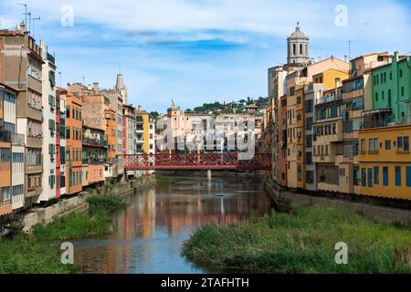 Malerischer Blick von der Eiffelbrücke auf den Fluss Onyar und die historische Altstadt von Girona, Katalonien, Spanien Stockfoto