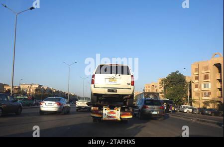 Kairo, Ägypten, 19. Oktober 2023: Hydraulischer Tieflader für Nottransporte von Autos, die gewartet werden müssen Stockfoto