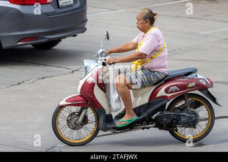 SAMUT PRAKAN, THAILAND, 28. September 2023, Eine Frau fährt Motorrad Stockfoto