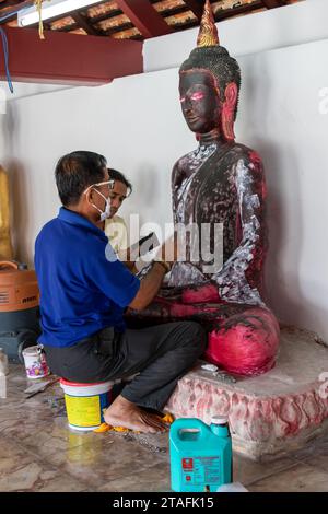 THAILAND, 16. Oktober 2015, Männer reparieren die Buddha-Statue im Kloster Wat Phra Mahathat Woramahawihan Stockfoto