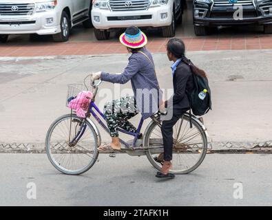 PHNOM PENH, KAMBODSCHA, 03. November 2015, Ein Paar fährt gemeinsam auf einer Stadtstraße Fahrrad Stockfoto