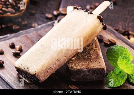 Kaffee-Eis, hausgemachte süße Eiscreme, Cappuccino-Eis. Seltenes Gourmet-Eis Stockfoto