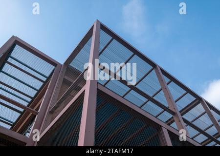 Baudetail des Gebäudes mit Galerie und Stahlkonstruktion, Sturzschutznetze anstelle von Geländern. Moderne Schule mit Fassade, Stahlrahmen Bu Stockfoto