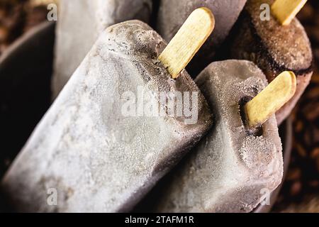 Schüssel mit Eis mit Kaffeegeschmack. Kaltes Dessert, Cappucino-Eis, Popeis Stockfoto