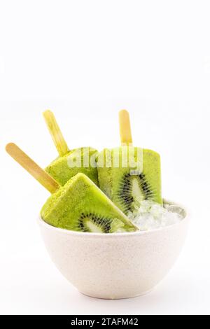 kiwi-Eis isoliert auf weißem Hintergrund mit frischen Früchten in der Schüssel mit Eis Stockfoto