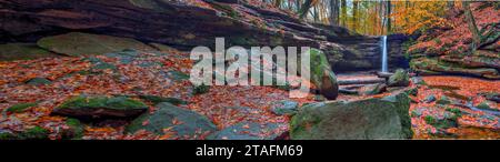 Blick auf die Dundee Falls im Herbst, Beach City Wilderness Area, Ohio Stockfoto