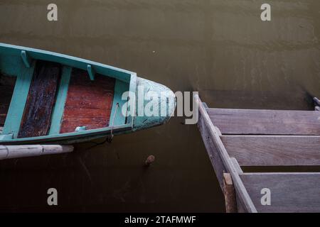 Blick von oben kleine hölzerne Bootsanlegestelle am Kanal neben der hölzernen Terrasse in Bangkok, Thailand. Stockfoto