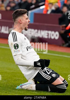 Birmingham, Großbritannien. November 2023 30. Ernest Muci von Legia Warschau feiert, nachdem er während des Spiels der UEFA Europa Conference League in Villa Park, Birmingham, einen Treffer erzielt hat. Der Bildnachweis sollte lauten: Andrew Yates/Sportimage Credit: Sportimage Ltd/Alamy Live News Stockfoto