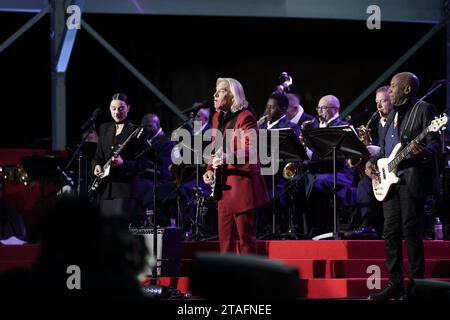 Washington, Usa. November 2023 30. St. Vincent und Joe Walsh führen am 30. November 2023 die National Christmas Tree Lighting auf der Ellipse des Weißen Hauses in Washington auf. Foto: Yuri Gripas/ABACAPRESS.COM Credit: Abaca Press/Alamy Live News Stockfoto