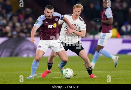 Birmingham, Großbritannien. November 2023 30. John McGinn aus Aston Villa (L) wird von Radovan Pankov aus Legia Warschau während des Spiels der UEFA Europa Conference League im Villa Park, Birmingham, herausgefordert. Der Bildnachweis sollte lauten: Andrew Yates/Sportimage Credit: Sportimage Ltd/Alamy Live News Stockfoto