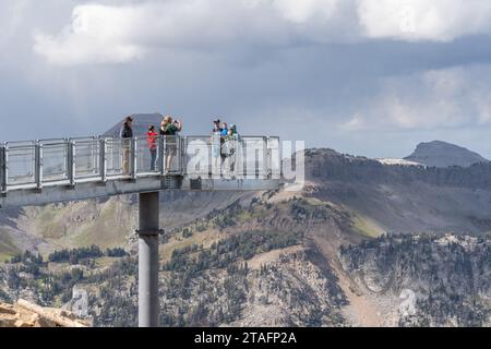 13. September 2023: Jackson Hole, Wyoming: Touristen genießen die Aussicht vom Grand Teton Skywalk und der Aussichtsplattform auf dem Gipfel des Rendezvous Mountain. Stockfoto