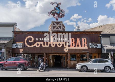 Jackson, Wyoming - 13. September 2023: Die Million Dollar Cowboy Bar ist ein beliebtes Restaurant für Touristen in Jackson, Wyoming Stockfoto