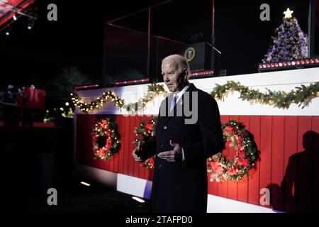 Washington, Usa. November 2023 30. US-Präsident Joe Biden und First Lady Jill Biden nehmen am Donnerstag, den 30. November 2023, an der National Christmas Tree Lighting on the White House Ellipse in Washington, DC Teil. Foto: Yuri Gripas/UPI Credit: UPI/Alamy Live News Stockfoto