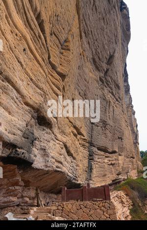 Steinleiter zum Holztempel auf dem Weg nach da Wang shan, China. Vertikales Hintergrundbild mit Kopierraum für Text Stockfoto