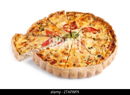 Leckere Quiche mit Gemüse, Huhn und Käse isoliert auf weiß Stockfoto