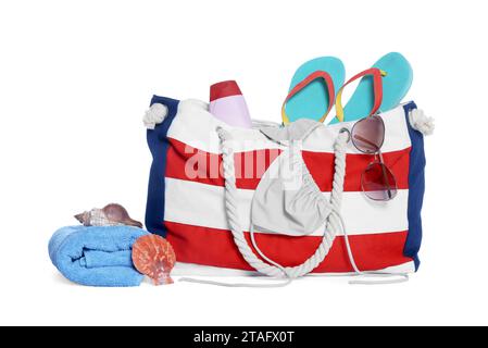 Stilvolle Tasche, Sonnencreme und andere Strandaccessoires, isoliert auf weiß Stockfoto