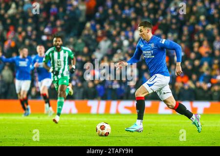 November 30. Glasgow, Großbritannien. Die Rangers spielen Aris Limassol aus Zypern in der Gruppe C der UEFA Europa League im Ibrox Stadium in Glasgow, Schottland. Ein Sieg für die Rangers würde sie bis in die K.-Out-Stadien der Liga bringen. Anfang des 23. Oktober spielte Aris Limassol in Zypern als Rangers, als Limassol mit 2:1 gewann. Dieses Spiel ist für beide Teams wichtig. Quelle: Findlay/Alamy Live News Stockfoto