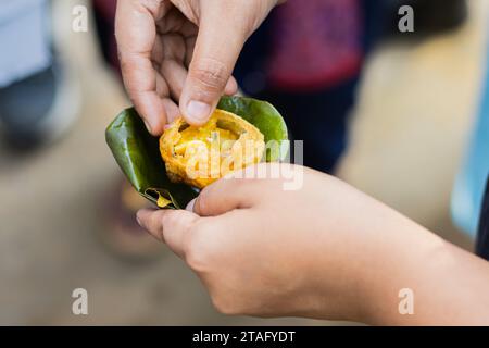 Phuchka oder Pani Puri serviert in indien auf einer Schüssel aus Schieferblättern. Dieses beliebte Street Food wird auch Gupchup oder Golgappa genannt. Es ist knusprig gebraten h Stockfoto