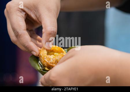 Phuchka oder Pani Puri serviert in indien auf einer Schüssel aus Schieferblättern. Dieses beliebte Street Food wird auch Gupchup oder Golgappa genannt. Es ist knusprig gebraten h Stockfoto