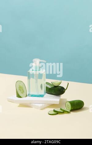 Hausgemachtes Kosmetikkonzept mit frischer Gurke. Pastellhintergrund. Gurken haben viele einzigartige Antioxidantien, darunter Flavonoide, Lignane und Triterp Stockfoto