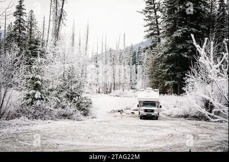 Ein Pick-up-Truck-Camper-Wintercamping entlang des Soo River in Western British Columbia, nahe Whistler BC, fließt der Fluss durch winterliche Wälder verkrustet Stockfoto