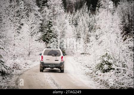 Ein Geländewagen fährt die Soo River Forest-Zufahrtsstraße in Western British Columbia, nahe Whistler BC, hinunter und durchfließt den Winter Stockfoto