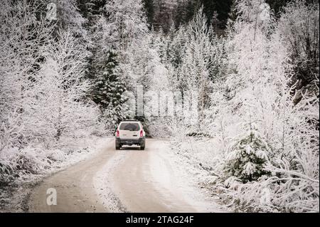 Ein Geländewagen fährt die Soo River Forest-Zufahrtsstraße in Western British Columbia, nahe Whistler BC, hinunter und durchfließt den Winter Stockfoto