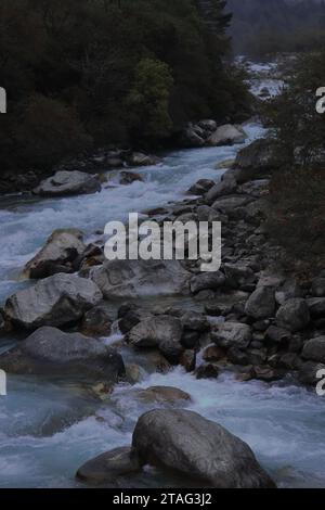 Wunderschöner lachung Chu Fluss, der durch das mit Wald bedeckte Tal fließt, auf den Ausläufern des himalaya an der Lachung Hill Station im Norden von sikkim, indien Stockfoto