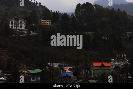 Malerischer Blick auf die nebelige Lachung Hill Station im Sommer, umgeben von Wald und himalaya Bergen, Nord sikkim in indien Stockfoto