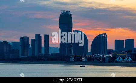 QINGDAO, CHINA - 30. NOVEMBER 2023 - die Westküste New Area wird bei Sonnenuntergang in Qingdao, Provinz Shandong, China, am 30. November 2023 gesehen. Die Westküste Stockfoto