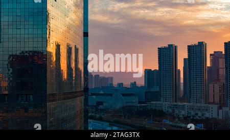 QINGDAO, CHINA - 30. NOVEMBER 2023 - die Westküste New Area wird bei Sonnenuntergang in Qingdao, Provinz Shandong, China, am 30. November 2023 gesehen. Die Westküste Stockfoto