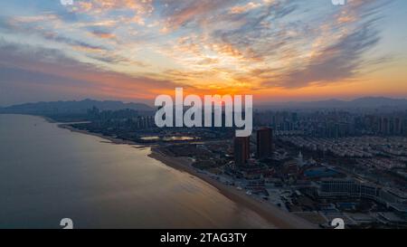 QINGDAO, CHINA - 30. NOVEMBER 2023 - die Westküste New Area wird bei Sonnenuntergang in Qingdao, Provinz Shandong, China, am 30. November 2023 gesehen. Die Westküste Stockfoto