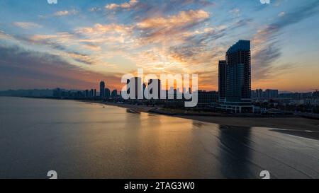 QINGDAO, CHINA - 30. NOVEMBER 2023 - die Westküste New Area wird bei Sonnenuntergang in Qingdao, Provinz Shandong, China, am 30. November 2023 gesehen. Die Westküste Stockfoto