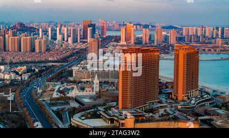 QINGDAO, CHINA - 30. NOVEMBER 2023 - die Westküste New Area wird bei Sonnenuntergang in Qingdao, Provinz Shandong, China, am 30. November 2023 gesehen. Die Westküste Stockfoto