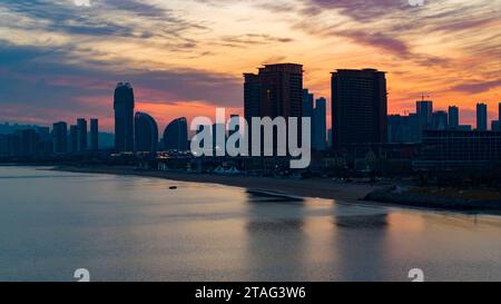 QINGDAO, CHINA - 30. NOVEMBER 2023 - die Westküste New Area wird bei Sonnenuntergang in Qingdao, Provinz Shandong, China, am 30. November 2023 gesehen. Die Westküste Stockfoto